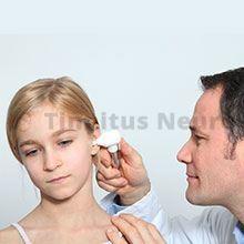 Обнаружить болезнь уха можно при врачебном осмотре ребенка