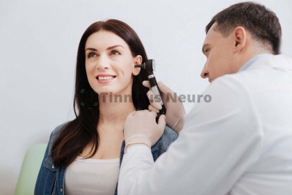 Осмотр врача позволяет найти причину шума в голове, затем можно начинать лечение