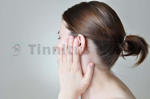 Болезни уха часто сопровождает шум в затылке