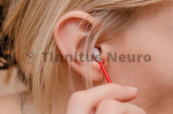 Палочкой нельзя чистить слуховой проход