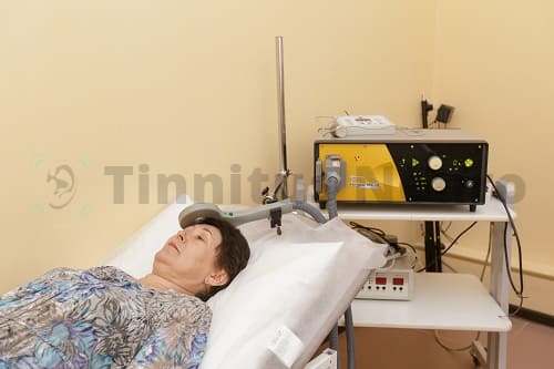 Процедура ТМС женщине с тиннитусом в клинике